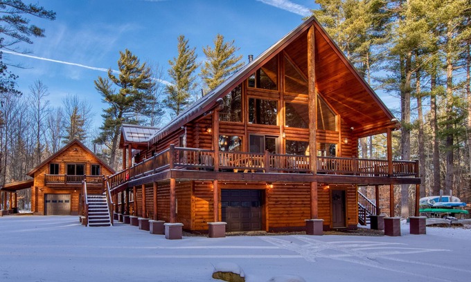 Wilmington House | NEW! Gorgeous Wilmington Riverfront Lodge!