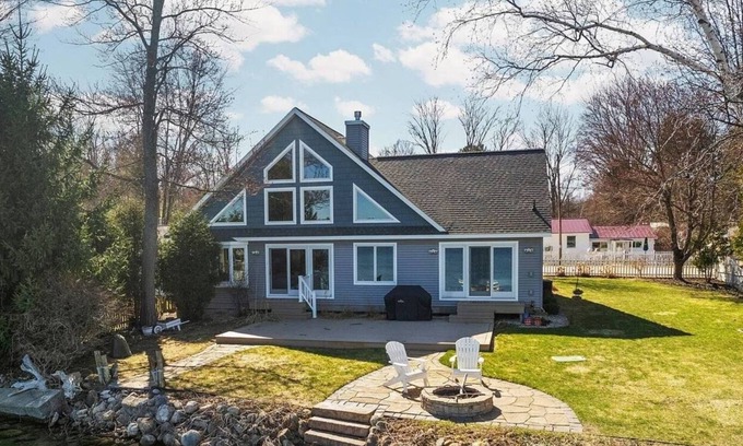 Interlochen House | NEW! Green Lake Therapy -Dock, A/C, Kayaks, HotTub