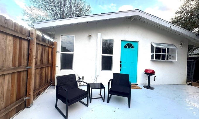 Woodland Hills House | New! Guesthouse W/Patio & BBQ!