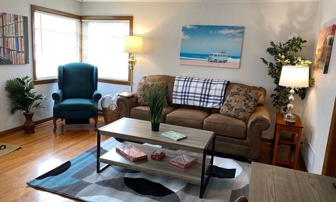 Racine House | New! Happy Days! Pro Cleaned, Self Check In - Sleeps 4