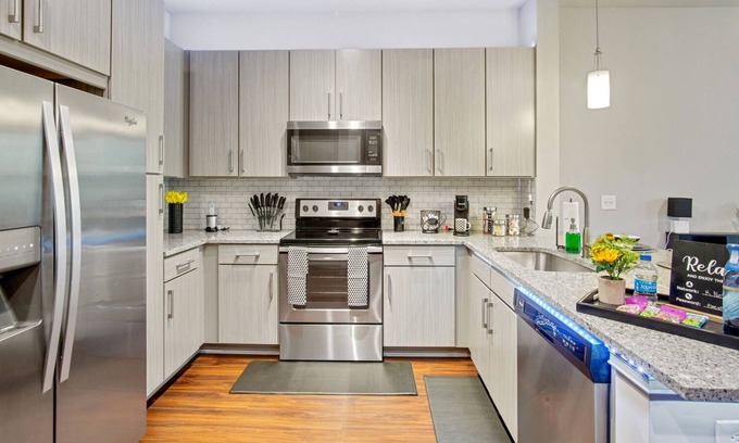Loring Heights Apartment | *New Holiday Discount* Near downtown w/ Free Parking !!