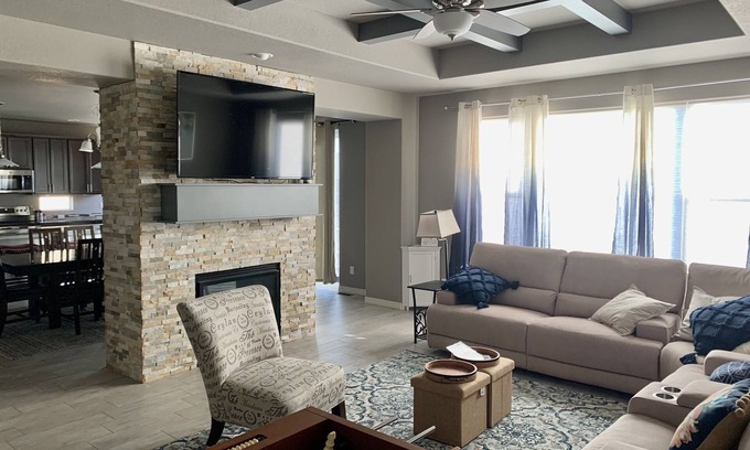 Colorado Springs House | New home 3k sqf with hot tub, EV charger, 7 beds/4 rms - Near Airport, Ft Carson