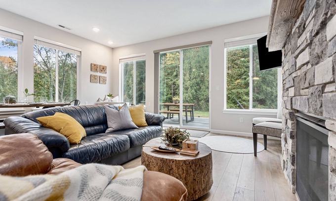 Bellingham House | New home on peaceful 5acr +hotub & dry sauna - Close to biking/hiking & downtown