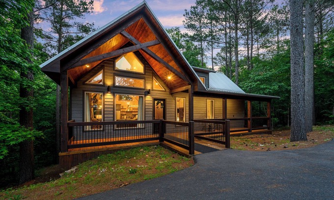 Broken Bow Cabin | New Honeymoon Cabin! King Bed, Hot Tub, 2 Fireplaces & Rain Shower