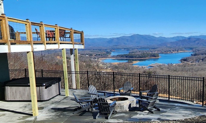 Young Harris House | New Hot tub, Firepit, and 5 mins to Lake Chatuge, breathtaking views