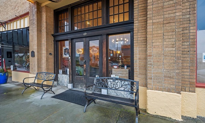 Cathlamet Apartment | NEW! Hotel Cathlamet Room 226 - Queen