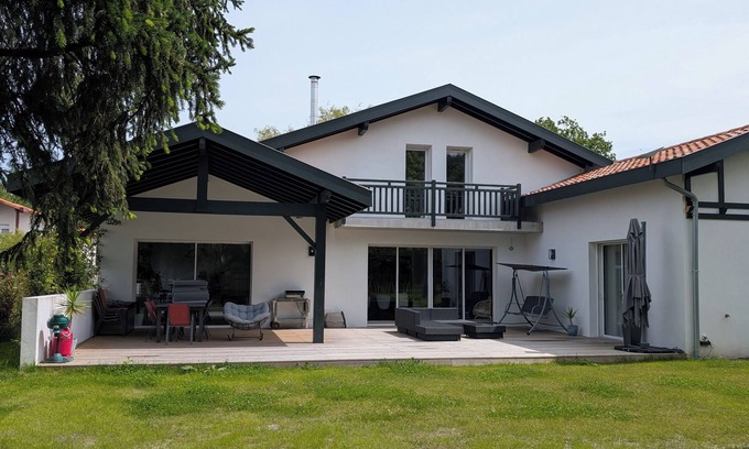 Arcangues House | New house with heated pool