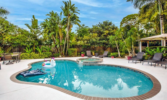 Bradenton House | NEW! Htd Pool, Spa, Firepit ~ 3 Kings+Chef Kitchen