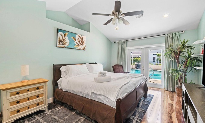Wellington House | NEW Huge 5BR w/Heated Pool/Spa! Walk to WEF