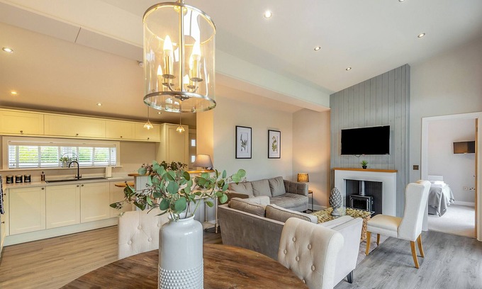 Woodhall Spa Ski Chalet | New in 2021 Modern and luxurious lodge with lakeside view.