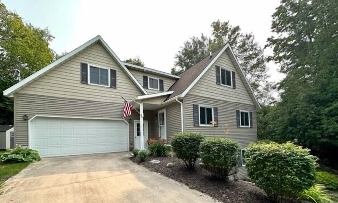 Bay Shore House | New! Lake Michigan private access. Nestled between Charlevoix and Petoskey.