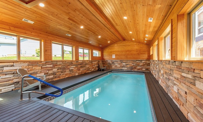 Waterfront Greens House | New! Lake Side Lodge: Lakfront, Golf Area, Dock Slip, Hot Tub!