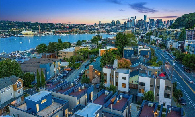 East Queen Anne House | NEW Lake Union Townhouse with Lakeview Rootop Deck