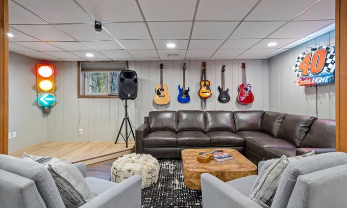 Lake Harmony Estates House | NEW! Lake View Honky Tonk- Karaoke and Stage- Hot Tub- Firepit- Bar-HUGE Deck!