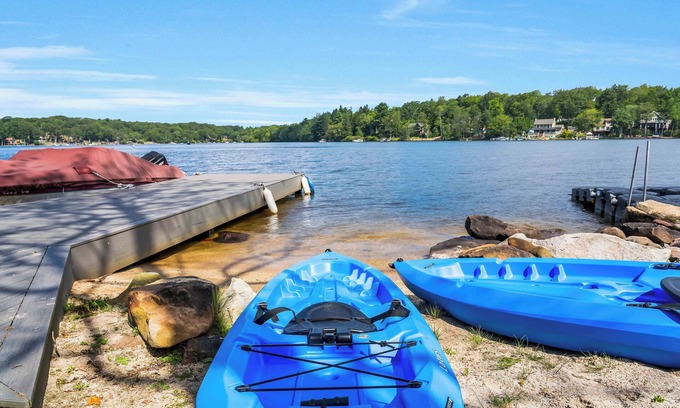 Lake Harmony House | NEW Lakefront Retreat | Huge Deck, Kayaks, Views