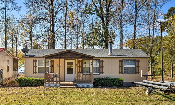Townville Cottage | NEW! Lakefront Townville Cottage w/ Boat Dock!