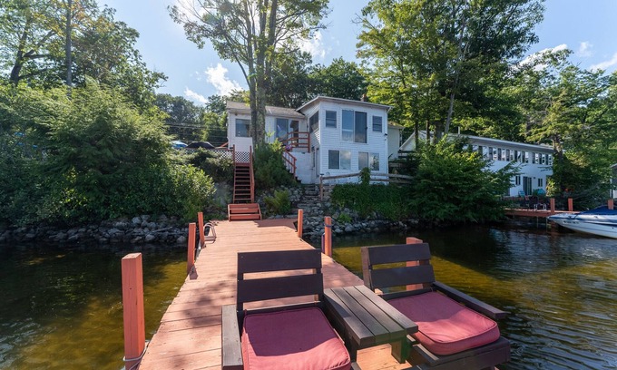 Alton Bay House | NEW Lakeside Haven: Sleeps12| HotTub |Private Dock