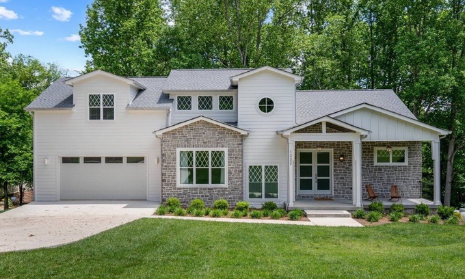 Winchester House | New Lakeside Home w/kayaks, Game Room, Billiards