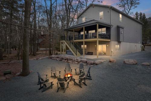 Lake Harmony Ski Chalet | New Lakeview Gateway Lake Access, Hot tub, EV