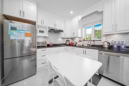 West Side Apartment | New laneway house near Airport, downtown, UBC