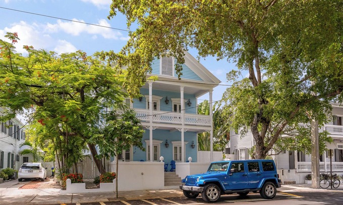 Historic Seaport House | NEW LISTING 4 ENSUITE BEDROOMS , OLD TOWN, PARKING, AC, POOL, BLOCK FROM DUVAL