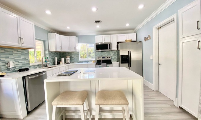 Birch Park Finger Streets House | New listing! beach property, sleeps 8+. heated pool. full kitchen and wash.dryer