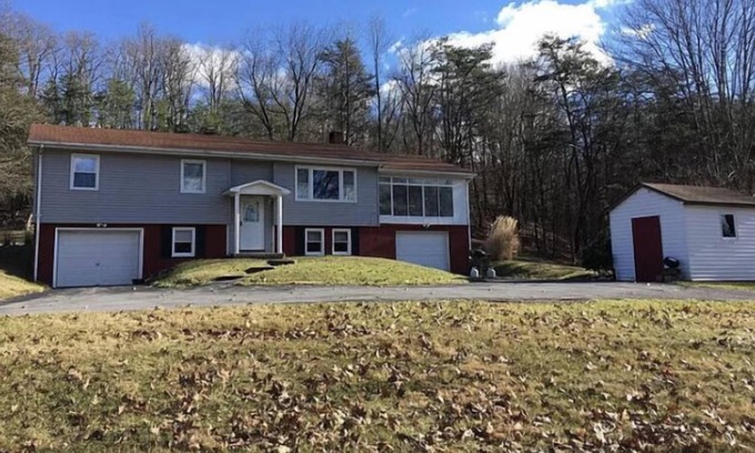 Hesston House | New Listing! Beautiful Hillside Terrace