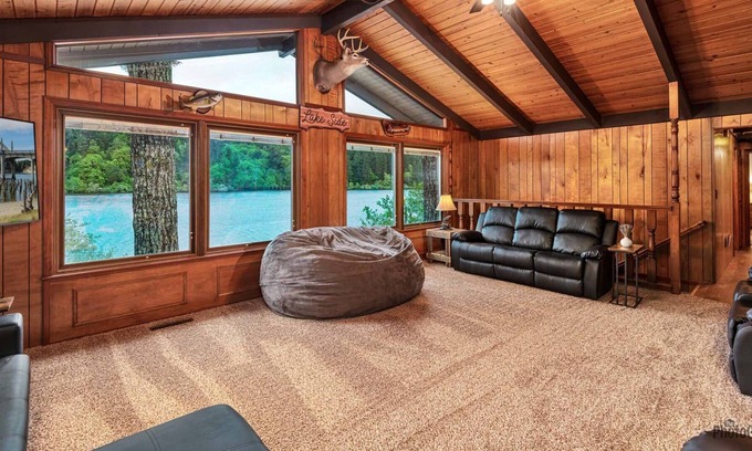 Lakeside House | *New Listing* Beautiful Lodge On The Lake - Hot Tub, Private Dock, Gas Grill, Pool Table, and Bar
