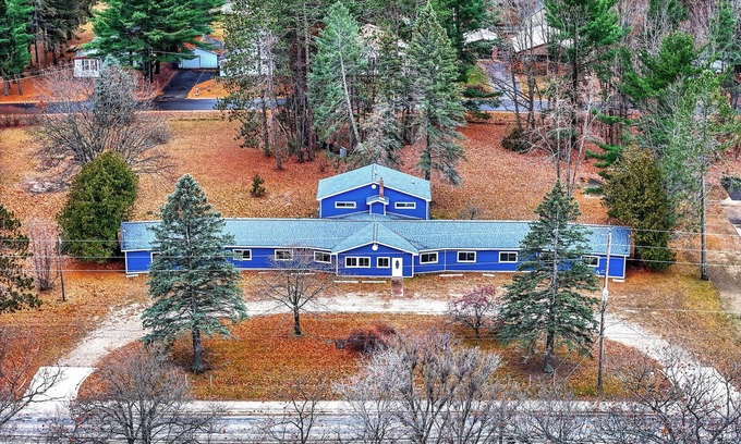 Houghton Lake House | New Listing! Charming House at The Blue Anchor Hotel. 4 Kings, sleeps 8.