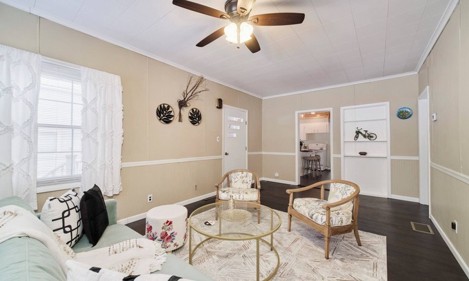 Manistee House | NEW LISTING charming 2 bedroom house walking distance to the beach and downtown