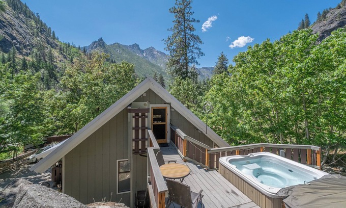 Leavenworth Cabin | New Listing- Close to Hiking, Hot Tub, Views, WIFI