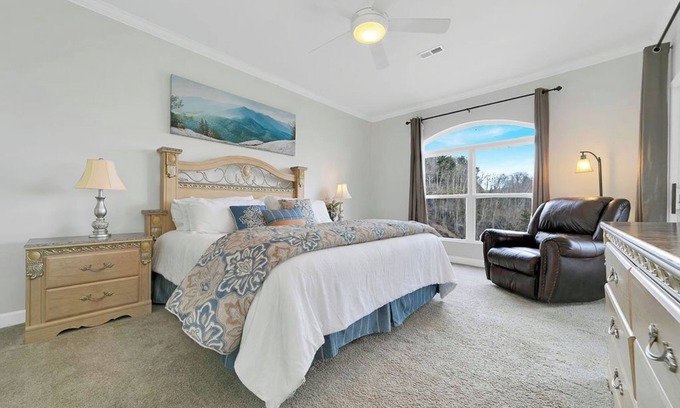 Lake Toxaway Condo | NEW LISTING Delightful 3-bedroom condo in Lake Toxaway with stunning views
