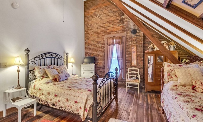 Glasgow Apartment | NEW LISTING! Dickinson Room by Main Street Bed & Breakfast