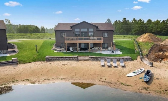 New Lisbon House | New Listing Direct Access to Sunset Lake 5BR Home Arcade Games, Grill Patio/deck
