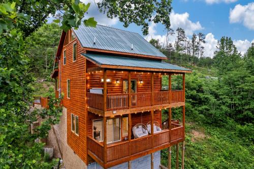 Gatlinburg - Pigeon Forge House | New Listing - Dollywood - HotTub - Arcade - Grill