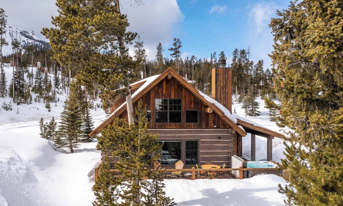 Powder Ridge Cabin | *New Listing* Luxury Cabin with Ski-In/Ski-Out w/Spa