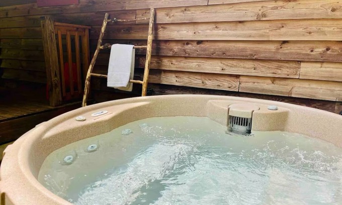 Kimberlin Heights Cabin | NEW LISTING!Mountain Cabin on 3acres w/HOT TUB CLOSE TO SEVIERVILLE PIGEON FORGE