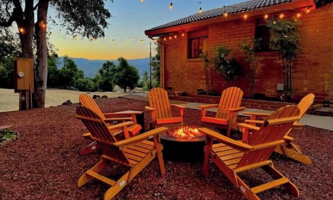 Oakhurst House | New listing, Mountain Views/King bed, Hot Tub.