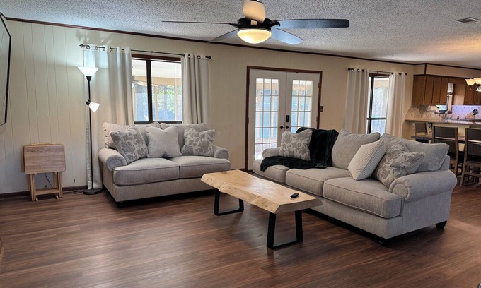 Negreet House | New Listing! Negreet Retreat#2 Waterfront Midlake Toledo Bend Sleeps 12. Hot Tub