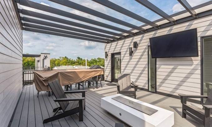 Iowa City House | NEW LISTING! New Modern Townhome with Rooftop Patio by RedAwning