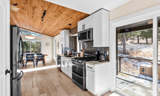 Bailey House | - New Listing-Private Hot Tub-Modern Mountain Escape
