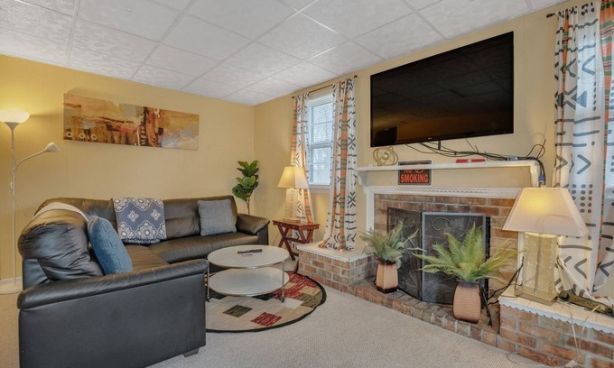 Jefferson Manor House | NEW LISTING! SFH,Privacy,InLaw Suite,Parking,Metro,WiFi,Kitchen by RedAwning
