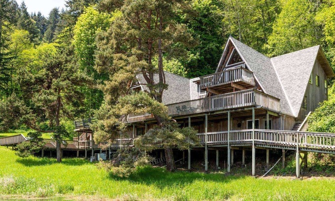 Lakeside House | *New Listing* Spacious Lakefront Chalet W/ Dock, Gas Grill, Pet Friendly, boat access only