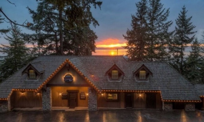 Bow Cottage | New listing! Stunning Samish Island Retreat; “The Cannery Cottage”