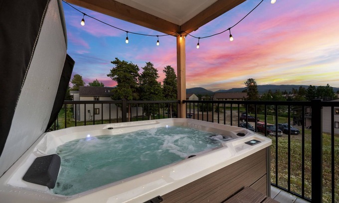 Fraser Condo | New Listing! Stylish Après-Ski Stay | Walk to Shuttle + Hot Tub