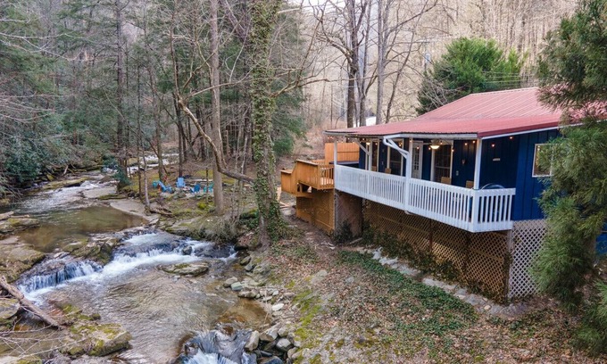 Bat Cave Cottage | New Listing-Swimmable Riverfront Cottage-Hot tub-Mins to Chimney Rock