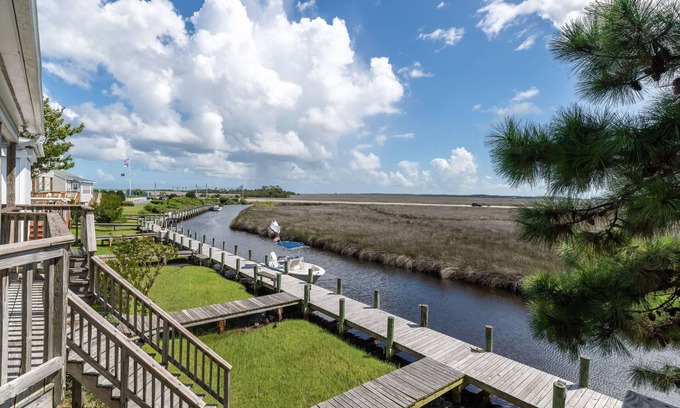 Manteo House | New Listing🌟Waterfront🌟Boat Slip, Dogs ✔️, Fishing, Shared Pool, Beaches🌊☀️🐬