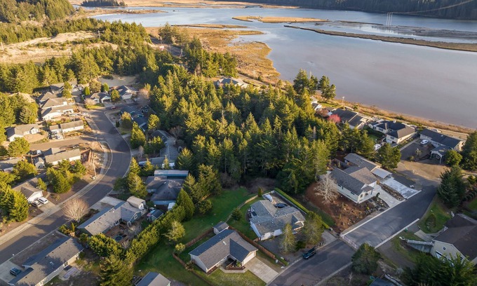 Florence House | New Listing! Wonderful centrally located Florence home. Close to town, dunes, lakes, river and ocean