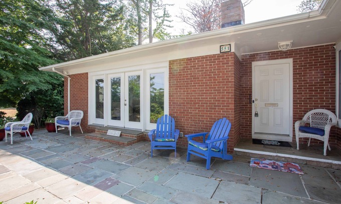 New London House | New London Beach Home w/PRIVATE BEACH