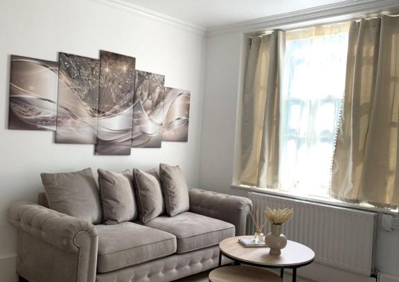 Waterloo Apartment | New look flat In Waterloo